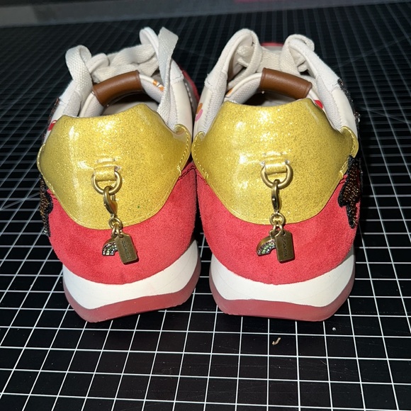 Like new Women Runner Coach Sneakers Size 9. - Picture 4 of 9